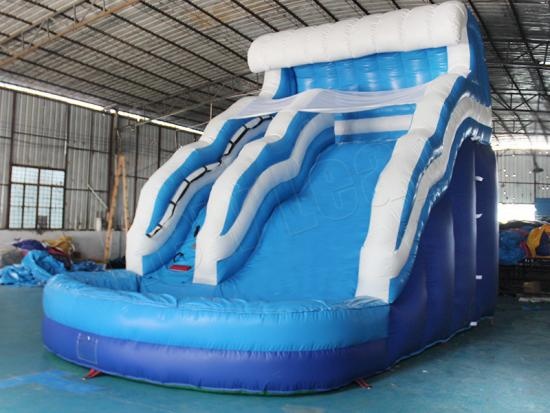 tobogán inflable con piscina de agua