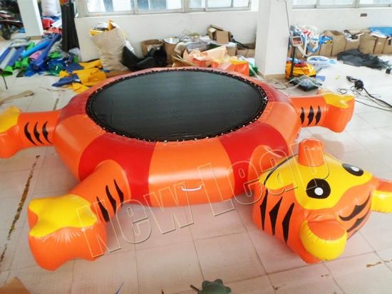 trampolín inflable del agua
