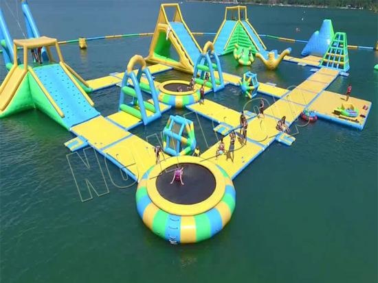 parque acuático inflable para juegos acuáticos de verano