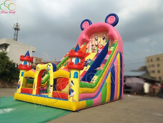 diapositiva inflable de mickey