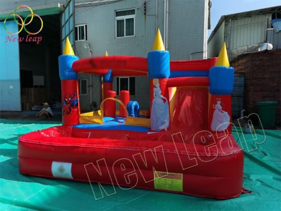 rebote inflable con piscina