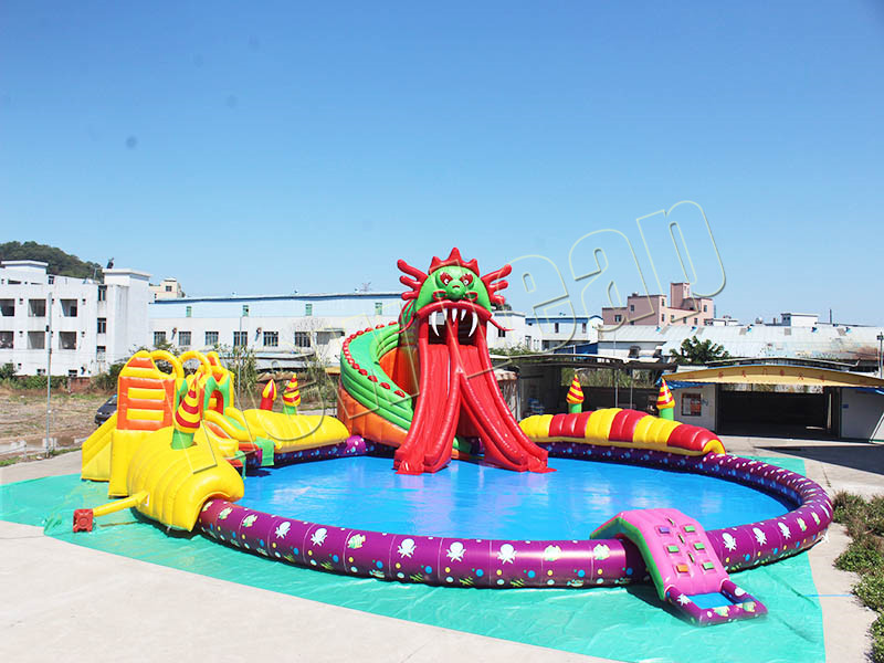tobogán acuático inflable para aquellos que anhelan grandes actividades al aire libre de verano, entusiasmarse