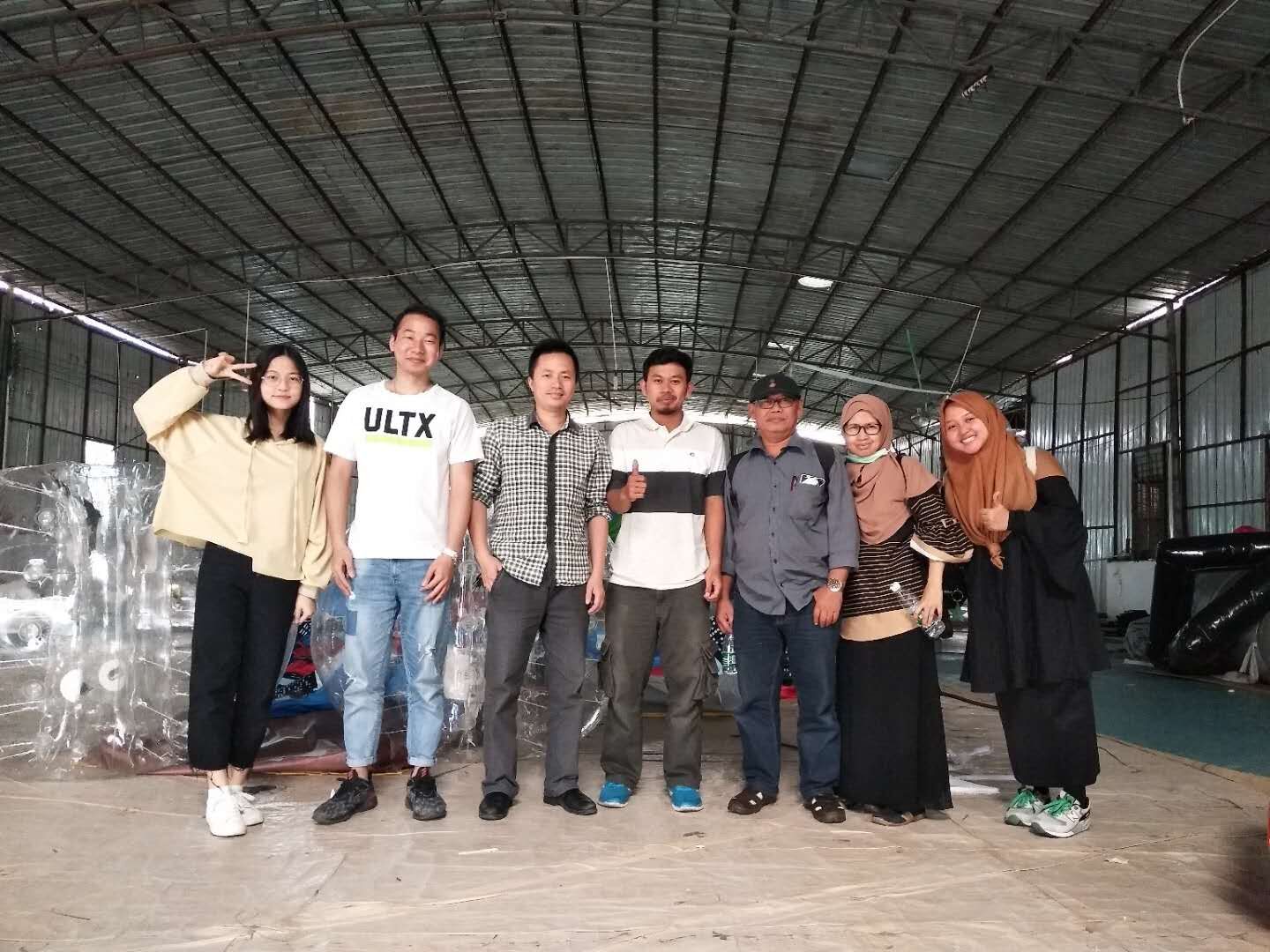 Los clientes de Indonesia visitaron nuestra fábrica y realizaron pedidos de toboganes inflables.